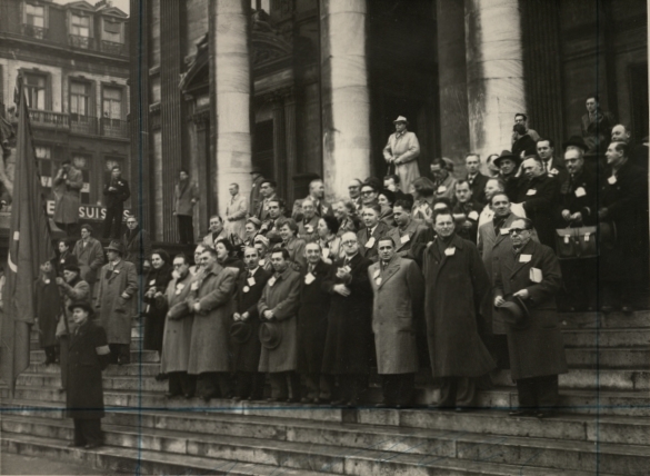 Fête du Drapeau Rouge organisée à Bruxelles le 05/11/1950. Sur les marches de la Bourse, parmi les membres du Comité Central se trouvent, au premier rang, ceux du Bureau Politique. De gauche à droite : Sam Herssens, Jean Terfve, Edgar Lalmand, Bert Van Hoorick, Jean Borremans, Raymond Dispy, Rick van Aerschot et Théo Dejace (CArCoB, Collections photographiques du CArCoB, PHO 0534)